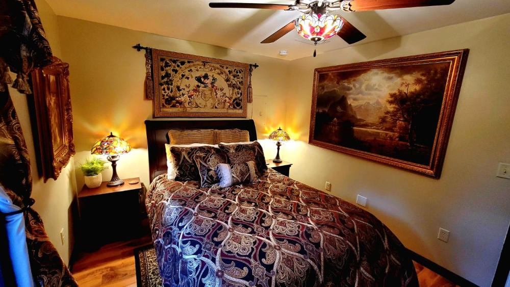 The Sovereign Suite - Cozy And Convenient With Home Theater